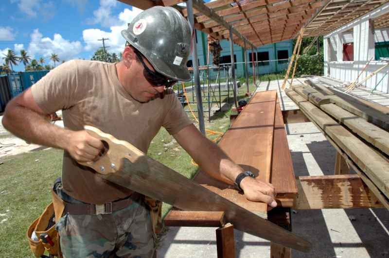 menuisier-THEOULE SUR MER-min_worker_construction_building_carpenter_male_job_build_helmet-893290